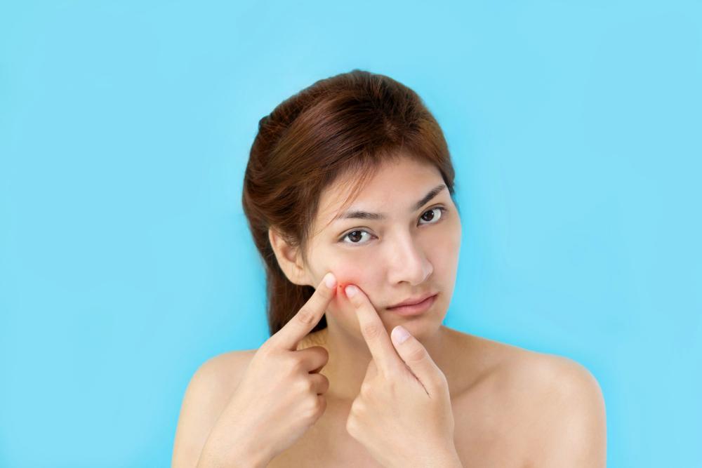 ภาพวาดอธิบายวิธีป้องกันการเกิดตุ่มแข็งคล้ายสิวบนผิวหนัง.