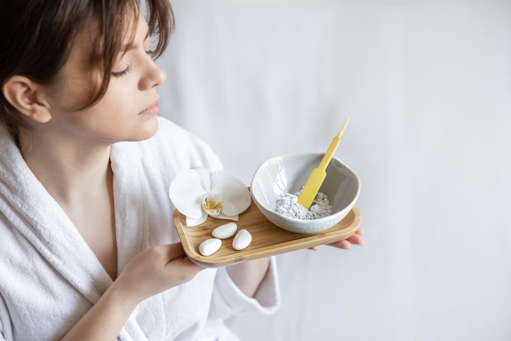 ขวดเกลือขัดผิวหลากหลายชนิดวางเรียงกัน พื้นหลังสีพาสเทลอบอุ่น