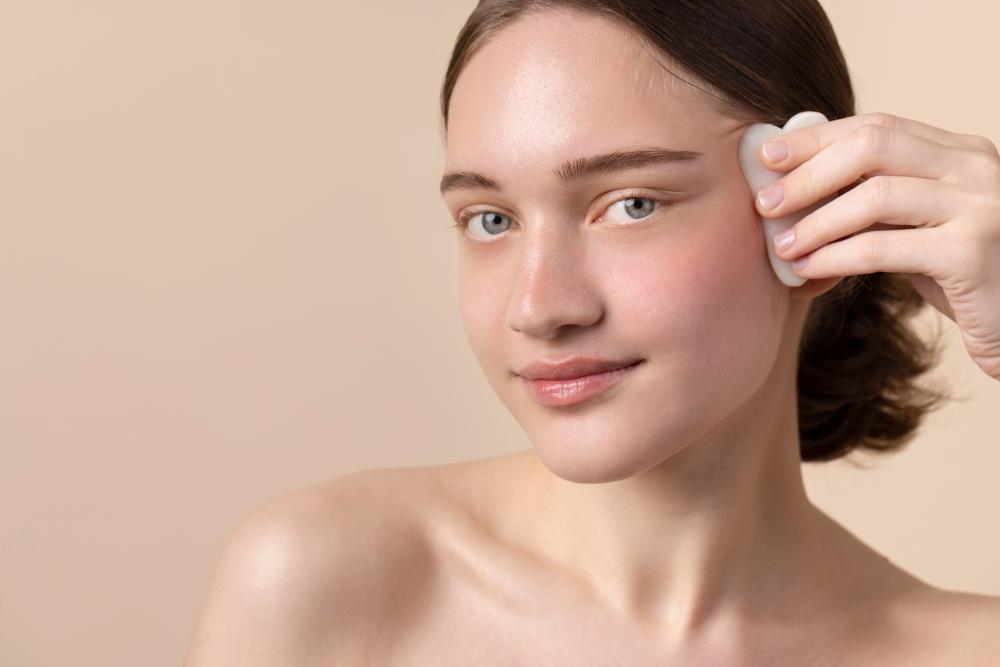 ภาพประกอบวิธีการดูแลผิวผสม รวมถึงขั้นตอนและผลิตภัณฑ์ที่แนะนำ