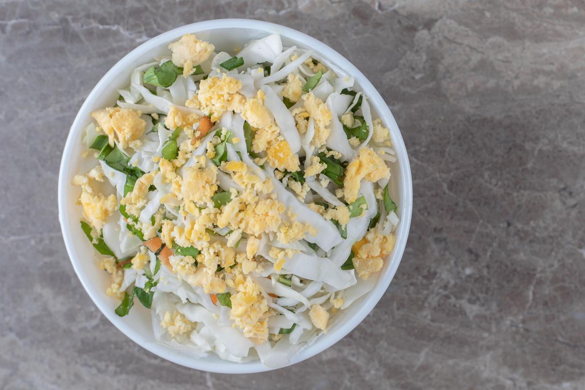 เมนูไข่ต้มลดน้ำหนัก วางบนจานขาว พร้อมข้อความ 'กินไข่ต้ม ลดน้ําหนัก'
