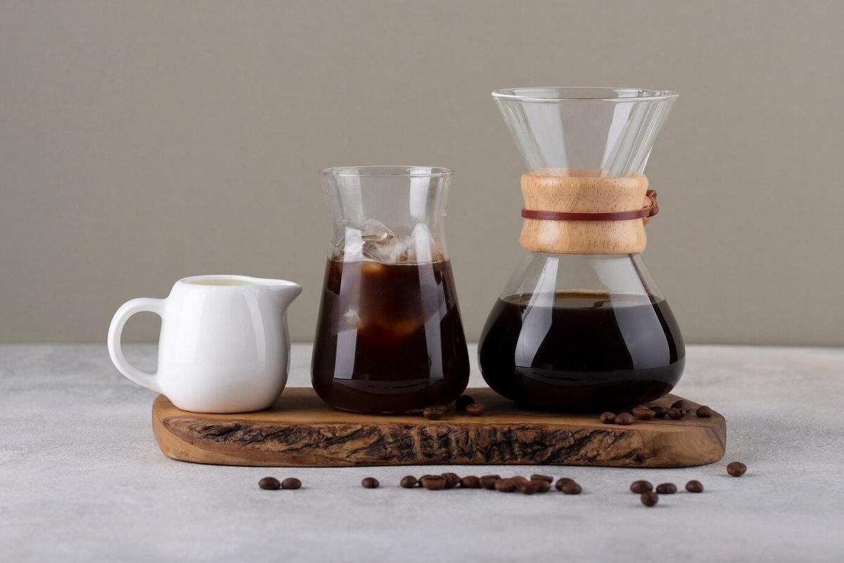 คำอธิบายรูปภาพ: คิดถึงคำถาม "กาแฟดำลดน้ำหนัก" บรรยากาศสงบกับกาแฟดำและธรรมชาติเขียวขจี