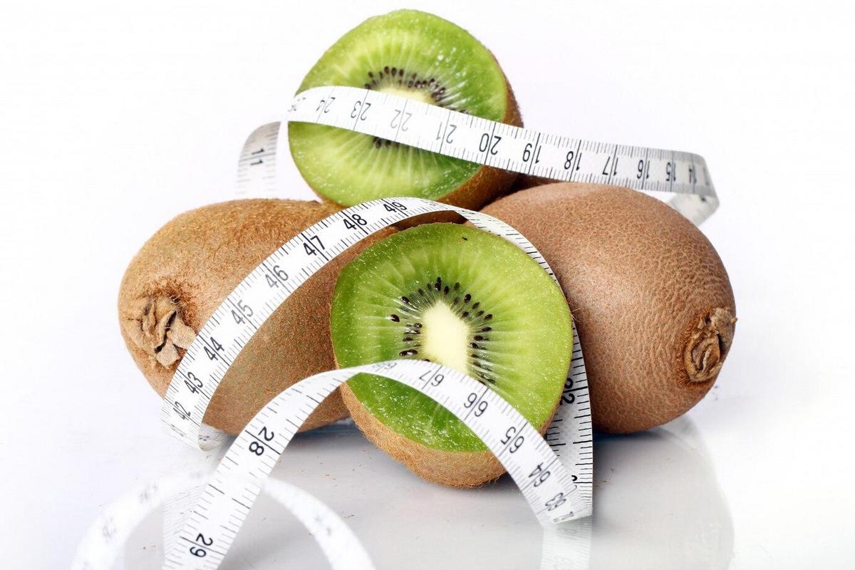 ผลกีวี่ สรรพคุณช่วยลดน้ำหนัก วางอยู่บนพื้นขาวในภาพโฆษณา。