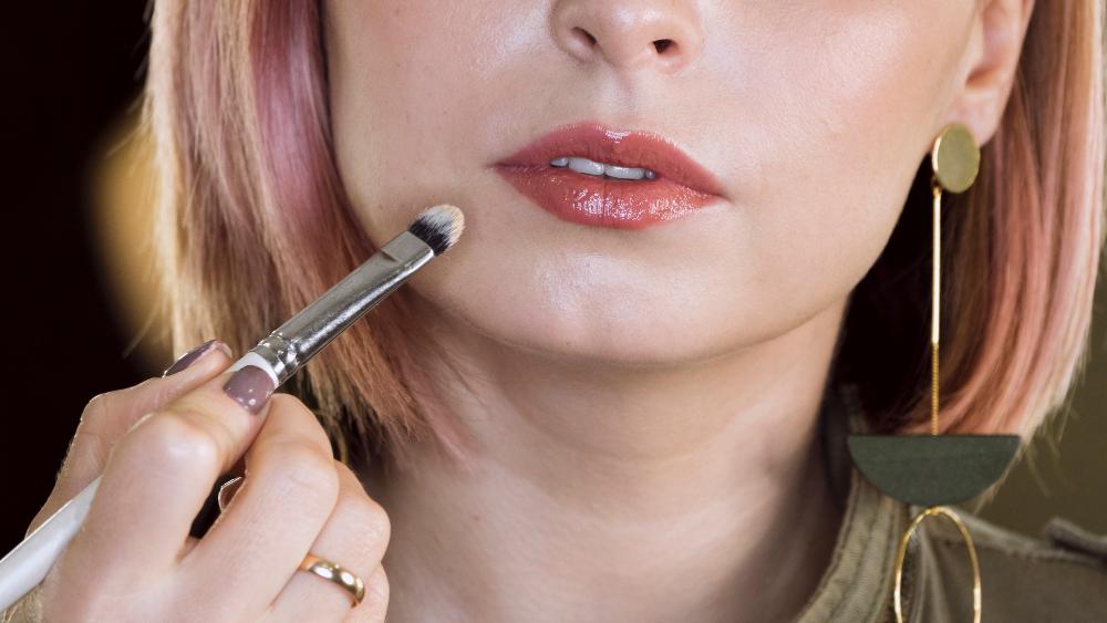 แปรงทาลิปสีชมพูเข้มและวิธีเลือกแบรนด์แปรงทาลิปที่ดีในพื้นหลังสีขาว