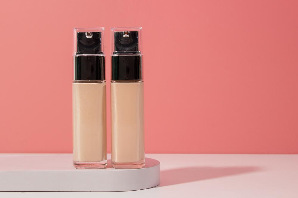 ขวดสเปรย์ล็อคเมคอัพบนพื้นหลังสีขาวพร้อมฉลากภาษาไทย