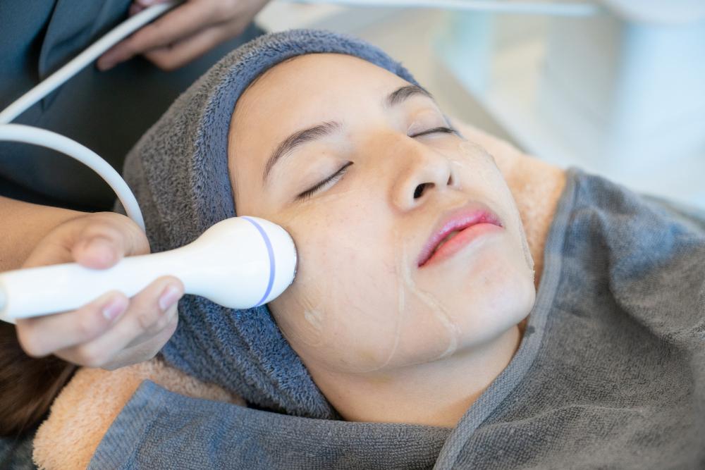 ภาพเปรียบเทียบกลไกการทำงานของ Thermage และ Ultherapy สำหรับยกกระชับผิวหน้าและร่างกาย