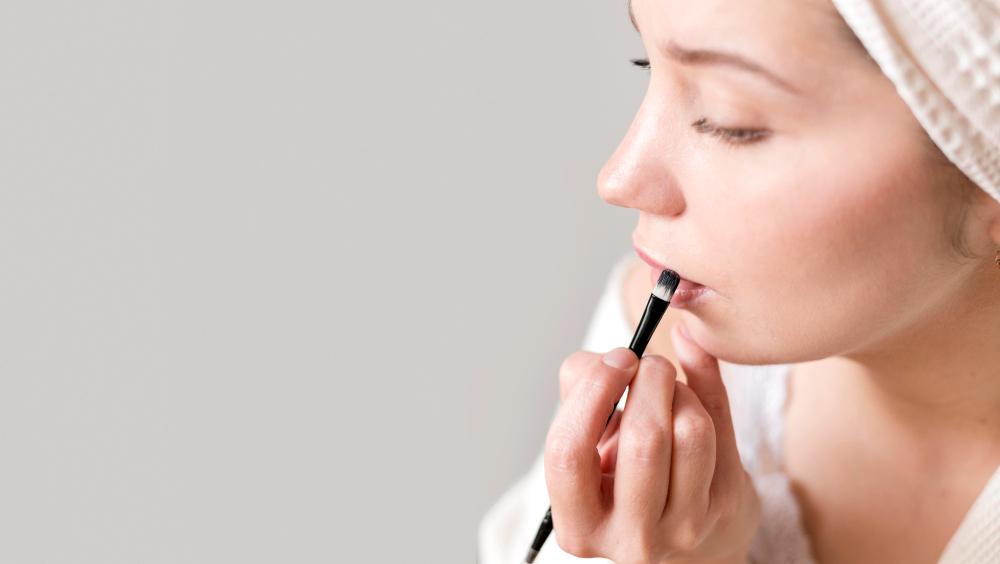 แปรงทาลิปสติกสีดำ พร้อมป้ายชื่อภาษาไทยว่า