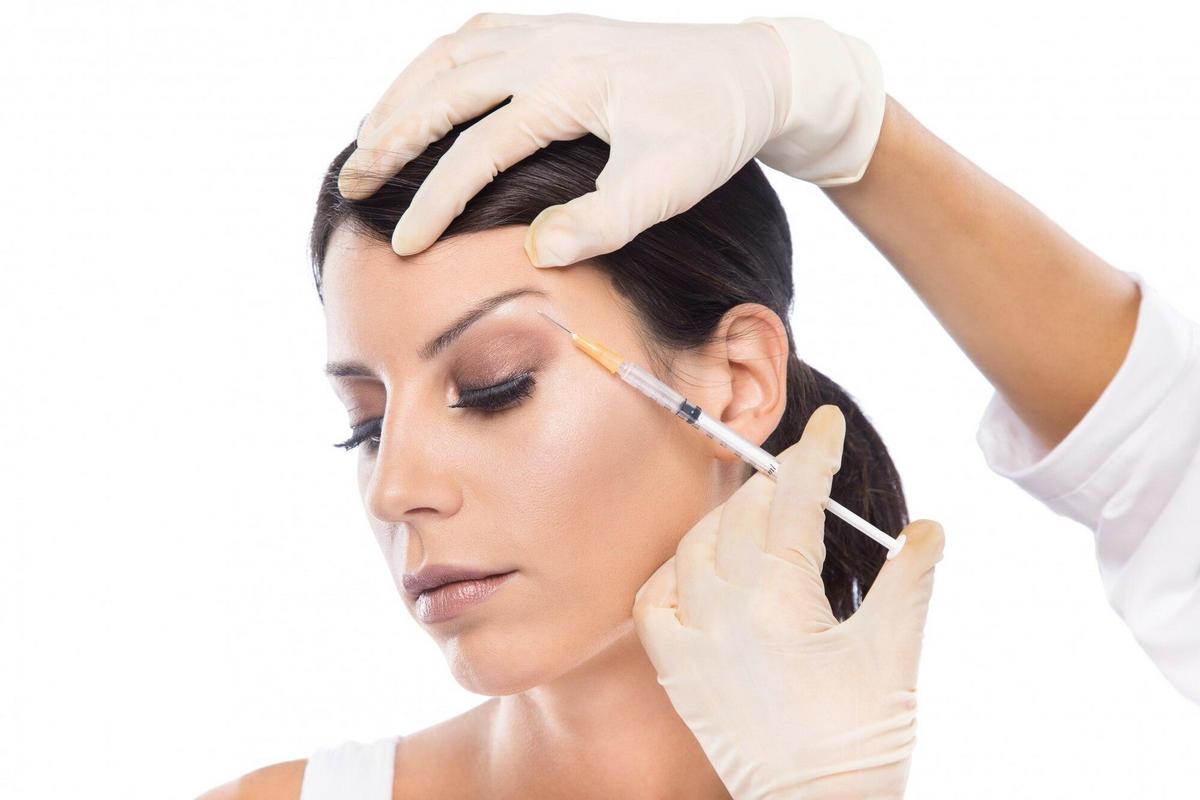 ภาพแสดงการรักษา Botox Nabota ด้วยความพิถีพิถัน โดยผู้เชี่ยวชาญในสถานที่คลีนิคสุขภาพล้ำลึก